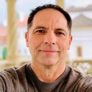 Dan Negru împlinește 55 de ani și ne arată cum să ne protejăm familia - Timp liber