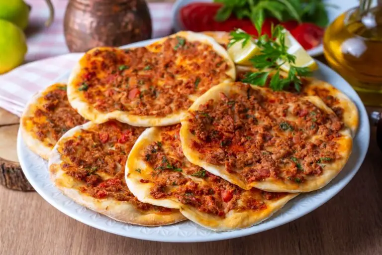 Lahmacun, pizza turcească cu carne tocată: rețetă simplă