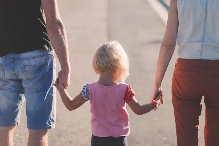 Lecții de parenting din filmul Kîzim: cum să îți lași copilul să greșească