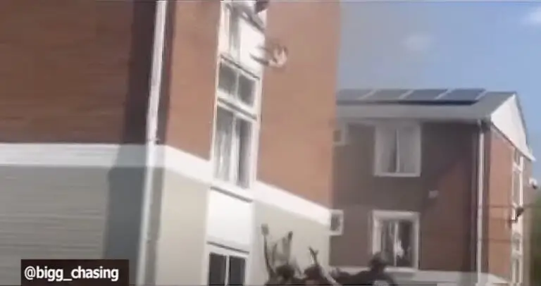 Mamă salvată dramatic: „Aruncă bebelușul, îl prind eu!