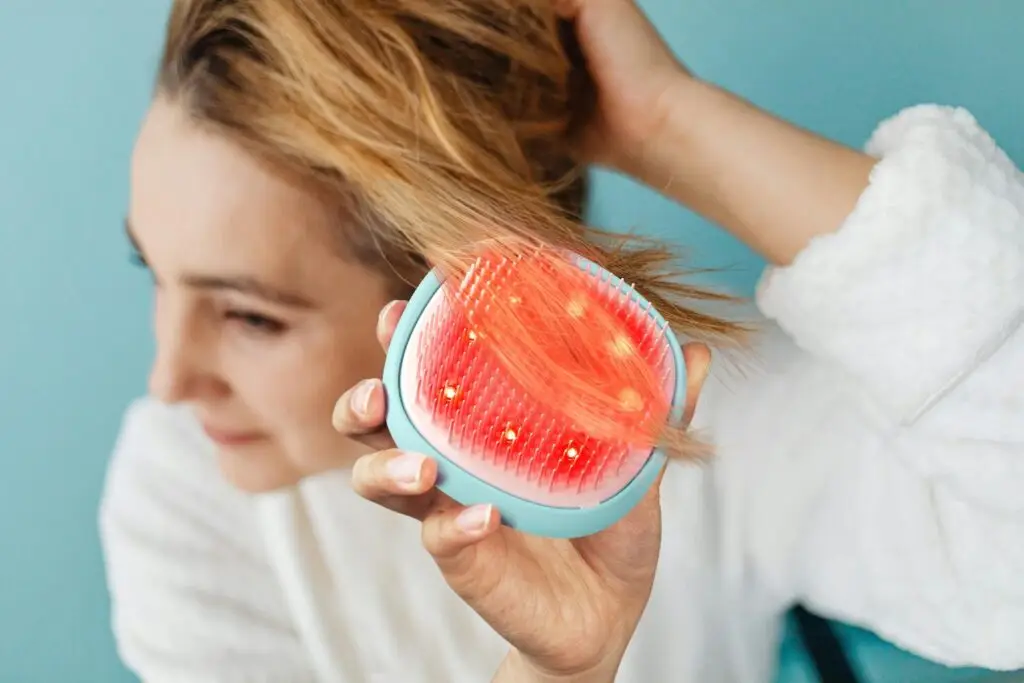 Prima perie de păr cu LED: cum transformi periatul în ritual wellness