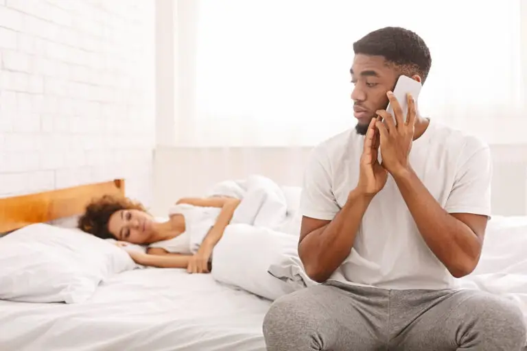 6 semne că telefonul îl trădează pe un bărbat gata să plece
