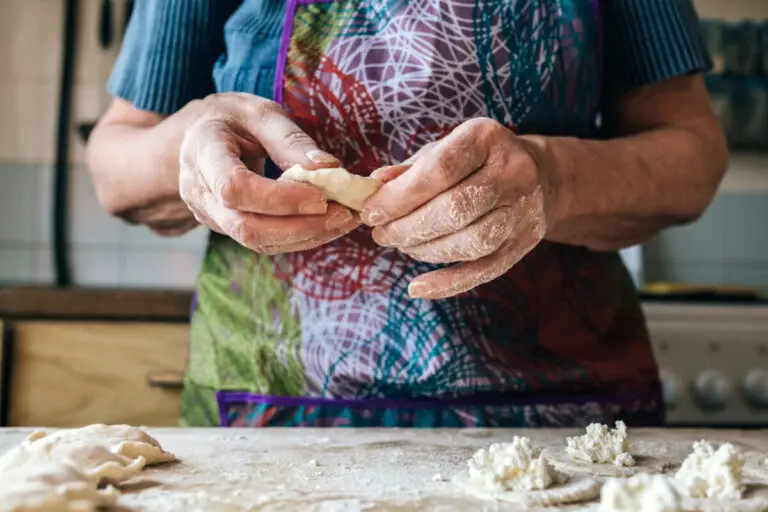 Colțunași dulci cu brânză de vaci – rețetă simplă și delicioasă