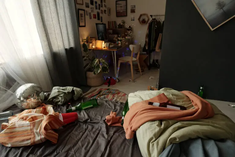 Dormitorul care adună haos: 6 lucruri pe care să nu le mai lași la vedere