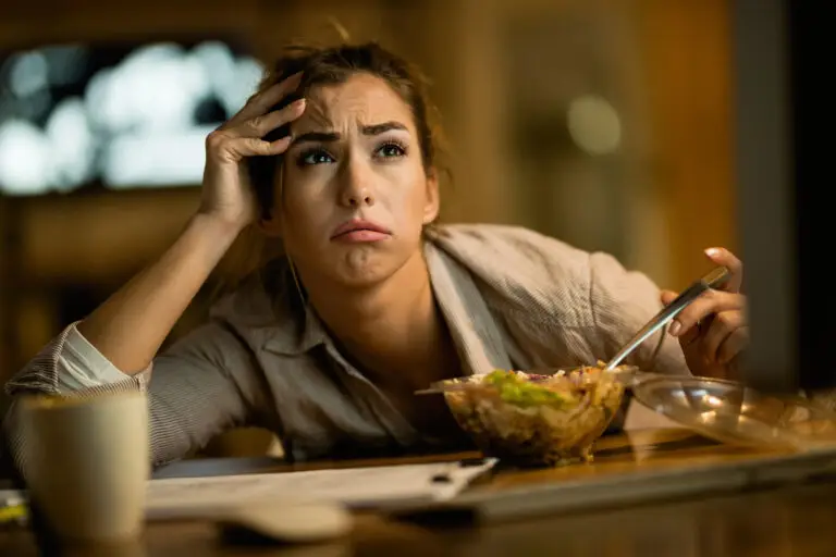 Ai mereu energie căzută după masă? Regula de 10 minute care îți ajută corpul