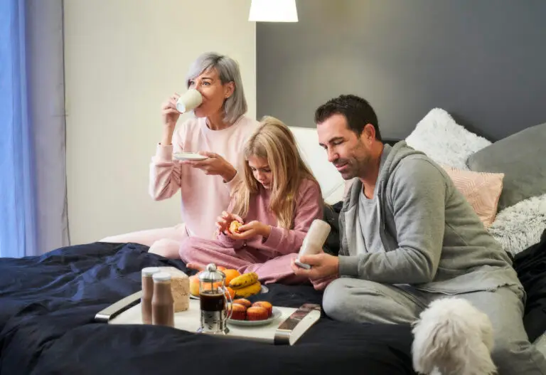 Ne vedem zilnic, dar nu mai vorbim cu adevărat: 7 ritualuri care reapropie familia