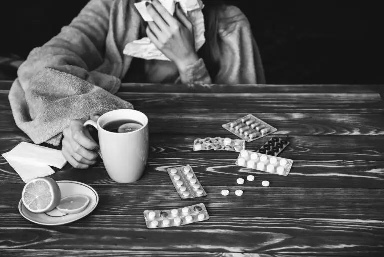 Răceală și vrei antibiotic? 7 semne că NU e primul pas (și ce faci în schimb)