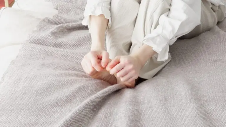 Picioare reci tot timpul? Iată cauzele și când merită să mergi la medic