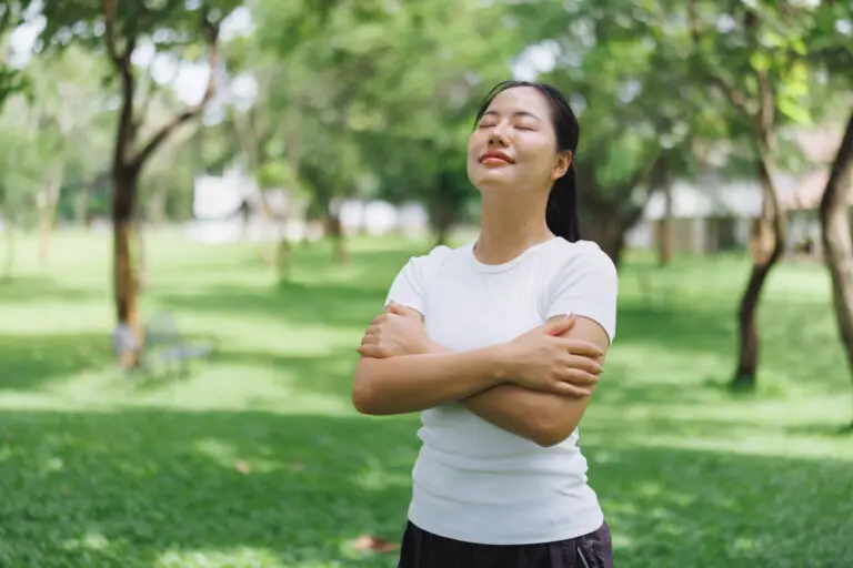 Respiri scurt și te simți mereu încordată? 6 semne că respiri prea sus