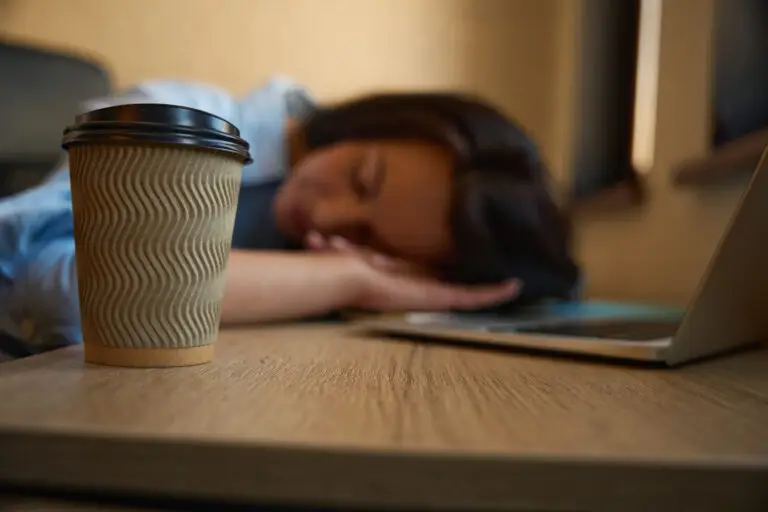 Bei cafea, dar tot ești obosită? Ce semnale îți poate da corpul