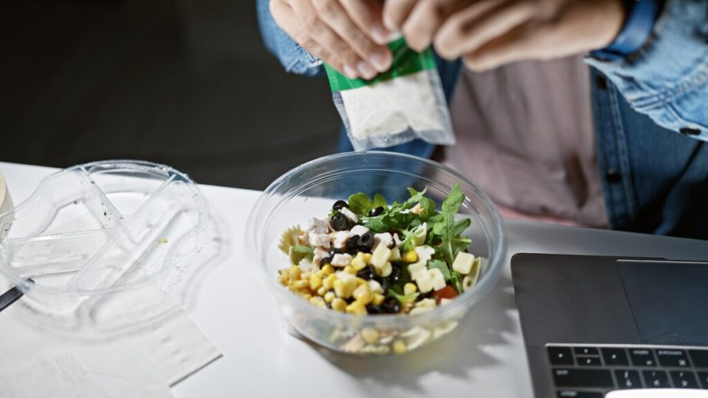 3 sosuri versatile care transformă orice salată - Corp sănătos