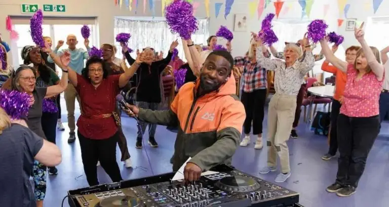 EROUL ZILEI – 20 aprilie 2026: Un DJ londonez a transformat un cămin de bătrâni într-o petrecere plină de bucurie pentru a combate singurătatea
