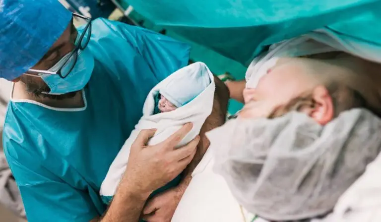 Complicația rară după cezariană care a separat-o de bebeluș