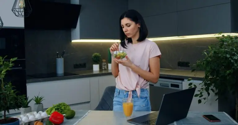 Mănânci în picioare? Iată ce se întâmplă cu digestia ta