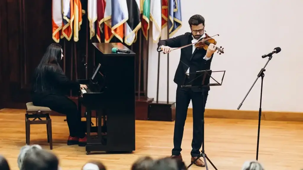 Un Stradivarius în școli aduce muzica clasică copiilor - Timp liber