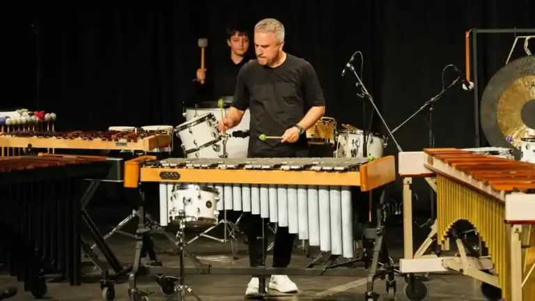 Zoli Tóth și Cantus Mundi aduc percuția în turneu