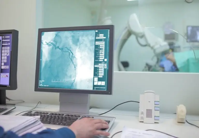Când ajungi la coronarografie: semnele că inima ta cere mai mult