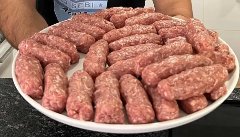 Cât rezistă mititeii în frigider: ghid complet