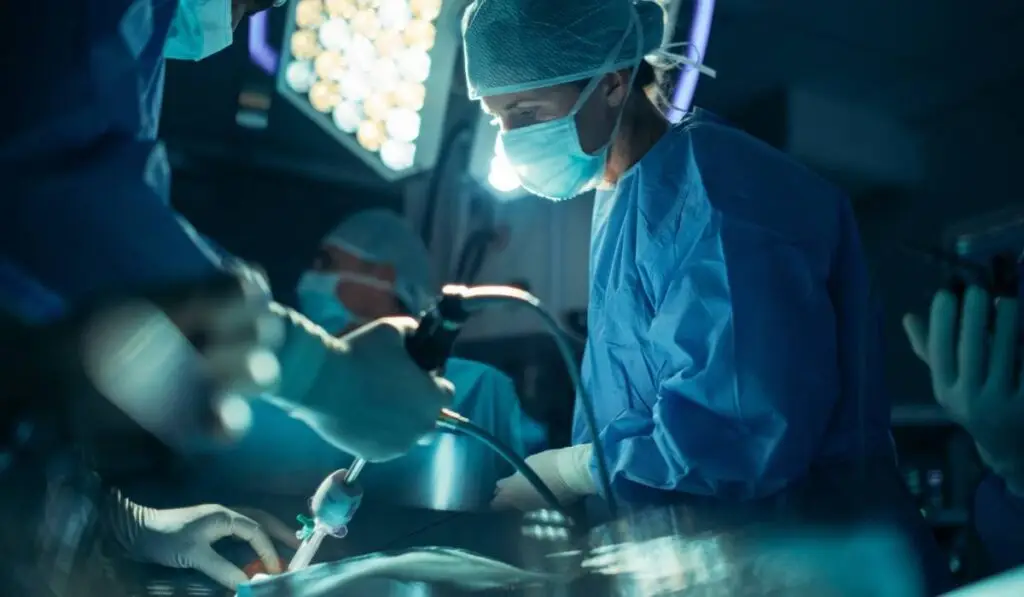 Intervenție fără cicatrici la 80 de ani: cum s-a îndepărtat tumora - Corp sănătos