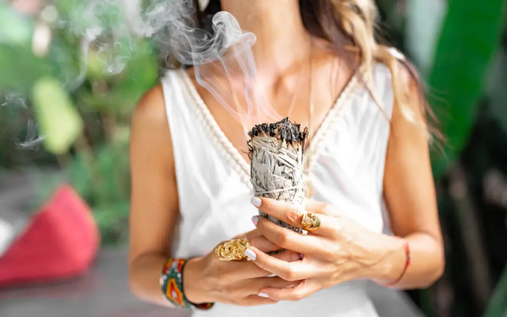 Salvia arsă în casă: beneficii pentru aer curat și relaxare - Corp sănătos