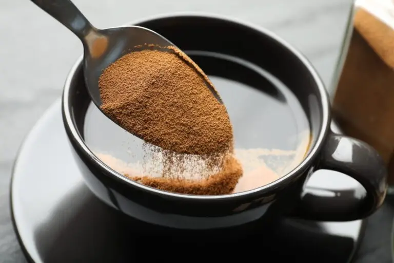 Scorțișoara în cafea: trucul simplu anti-balonare