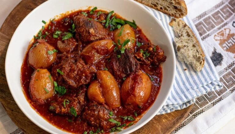 Stifado: tocănița grecească care te cucerește prin aromă