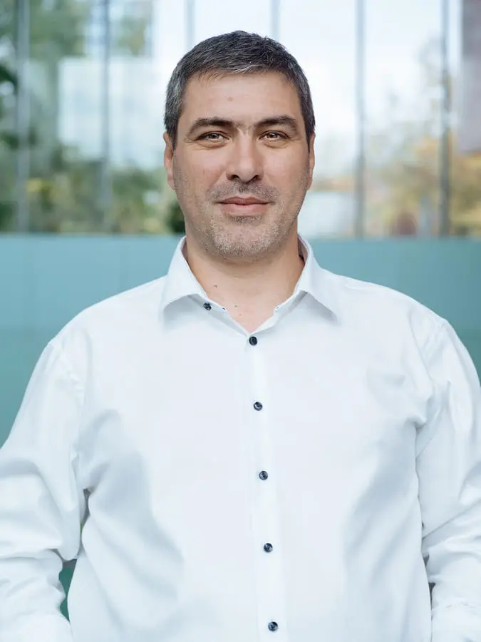 Visul mașinii electrice devine mai aproape pentru români, printr-un parteneriat cu inimă verde