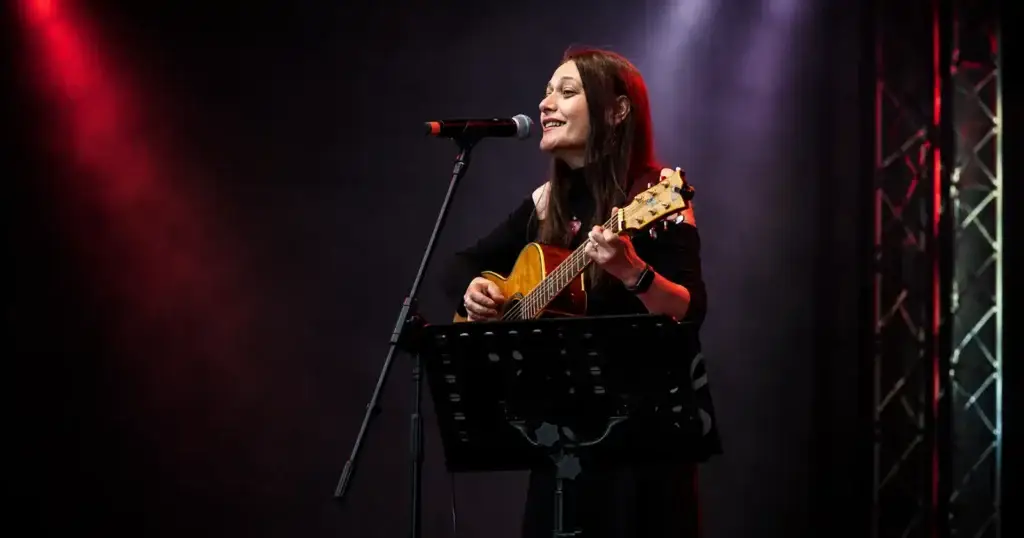 Alina Manole: povestea artistei care a inventat un stil muzical la 30 de ani - Timp liber
