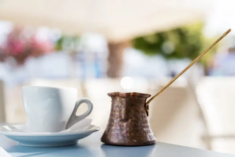 Cafeaua grecească autentică: secretul spumei perfecte