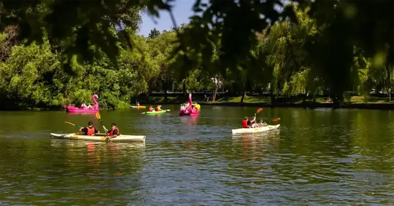 Caiac pe lacul Chios: lecții gratuite la Zilele Clujului