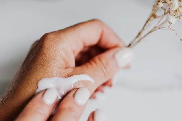 Cum alegi crema de mâini potrivită pentru îngrijire naturală - Corp sănătos