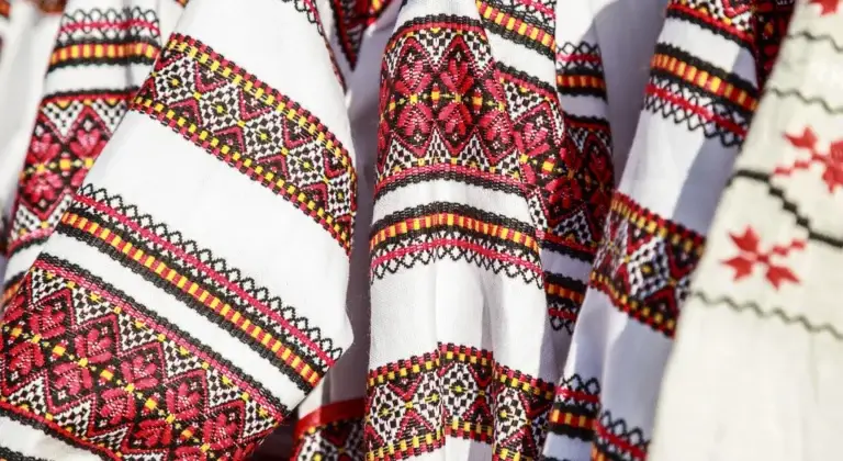 Expoziție de ii cusute manual la Centrul Cultural Reduta