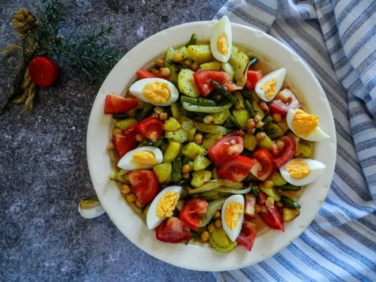Salată Niçoise Românească cu Ton, Fasole Verde și Ouă Fierte