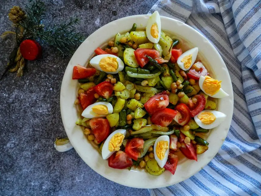 Salată Niçoise Românească cu Ton, Fasole Verde și Ouă Fierte
