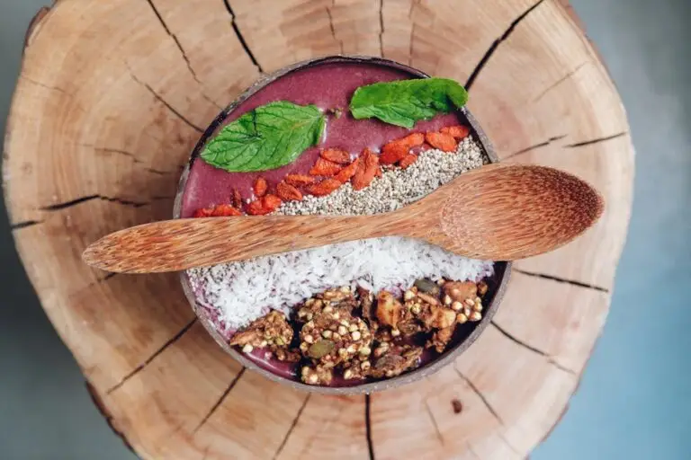 Bol Açaí cu Iaurt Grecesc, Afine și Granola de Casă