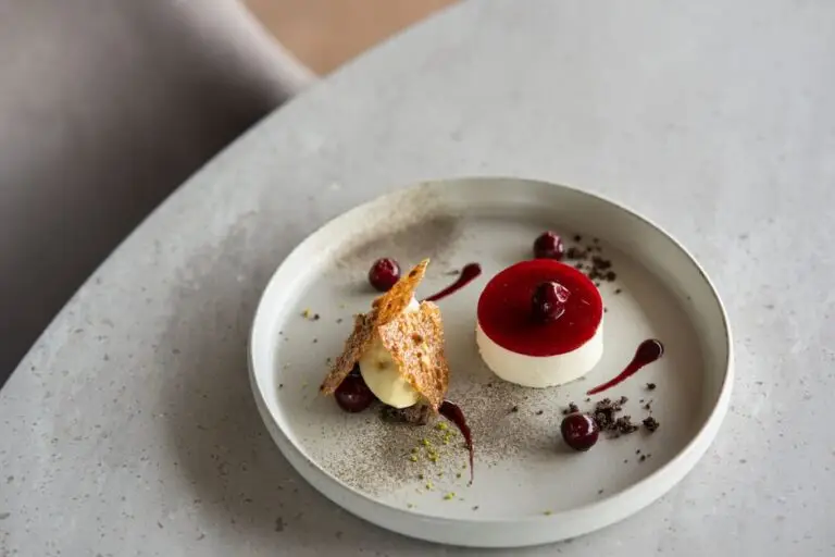 Panna Cotta de Iaurt Grecesc cu Cireșe Macerate și Fistic