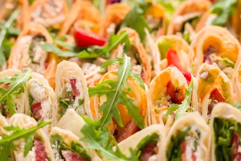 Wrap-uri de Pui Grătar cu Hummus, Ardei Copți și Rucola