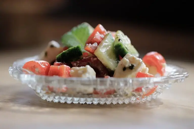 Salată Caldă de Linte Roșie cu Roșii Coapte, Feta și Dressing de Sumac