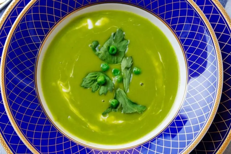 Supă Cremă de Mazăre Verde cu Mentă, Iaurt și Crutoane de Secară