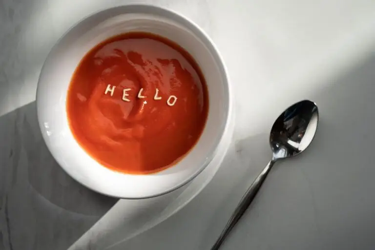 Gazpacho Andaluz cu Roșii Coapte, Ardei Gras și Ulei de Măsline