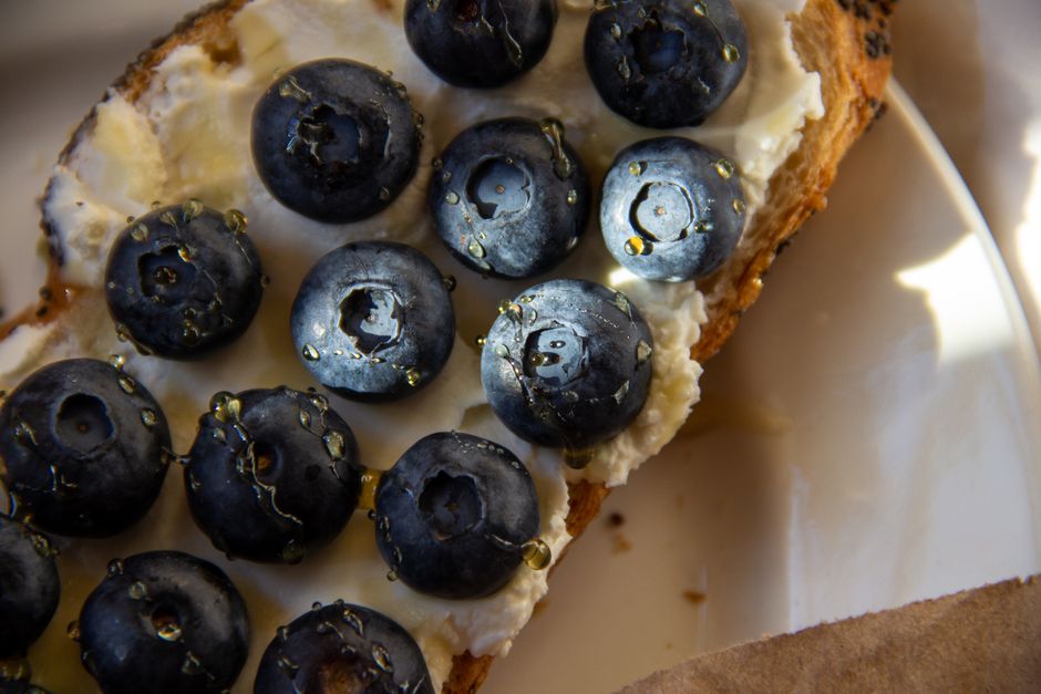Tartine cu Ricotta, Piersici Caramelizate și Miere de Salcâm