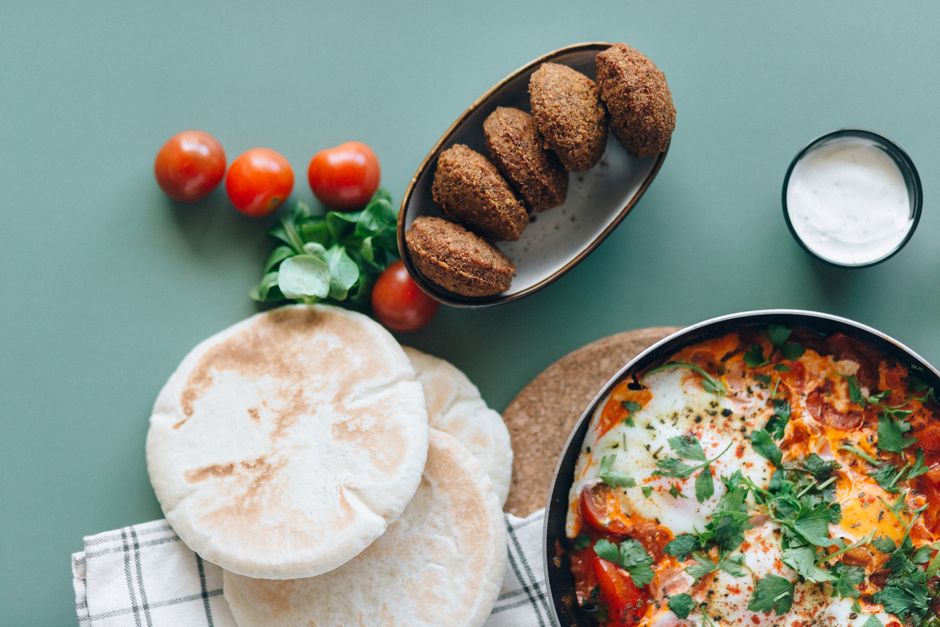 Bol Mediteranean de Năut Crocant cu Tzatziki, Roșii Cherry și Pâine Pita