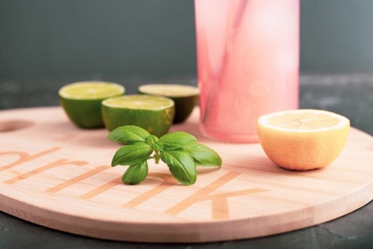 Limonadă Roz de Hibiscus cu Căpșuni, Busuioc și Apă cu Bule