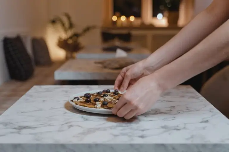 Pancakes de Ovăz cu Afine, Miere de Tei și Iaurt Grecesc