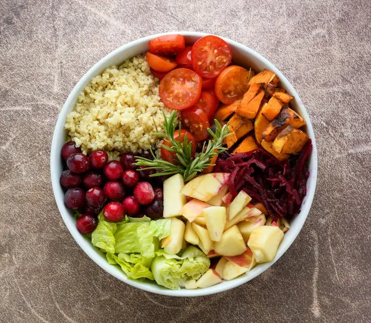 Buddha Bowl de Vară cu Năut Crocant, Quinoa și Dressing de Tahini cu Lămâie