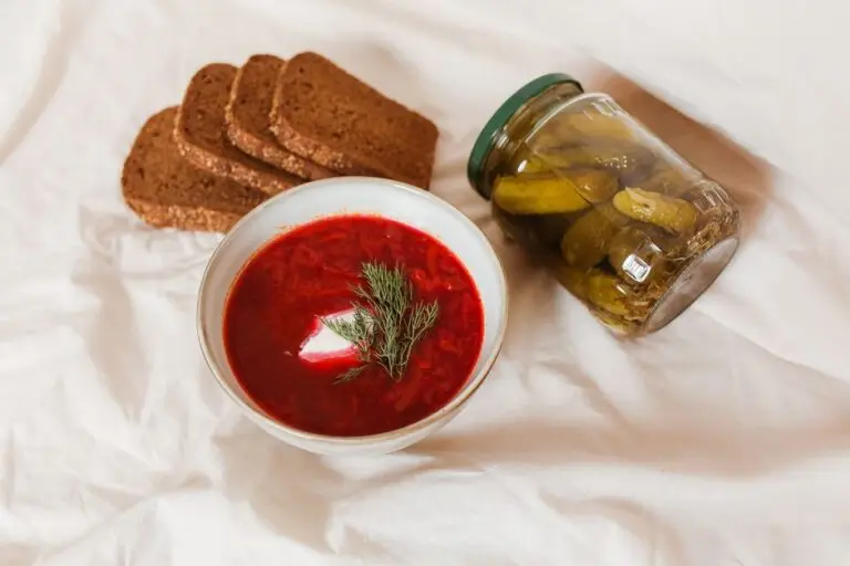 Ciorbă Rece de Sfeclă Roșie cu Kefir, Castraveți și Mărar