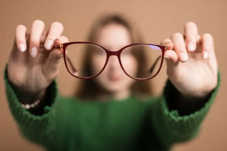 Poate astigmatismul să se agraveze în timp?