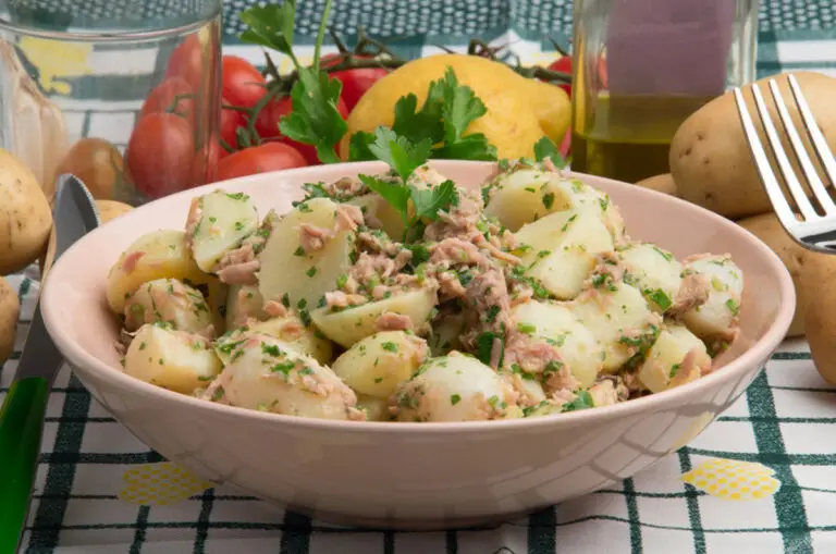 Salată caldă de cartofi noi cu anșoa – rețetă rapidă