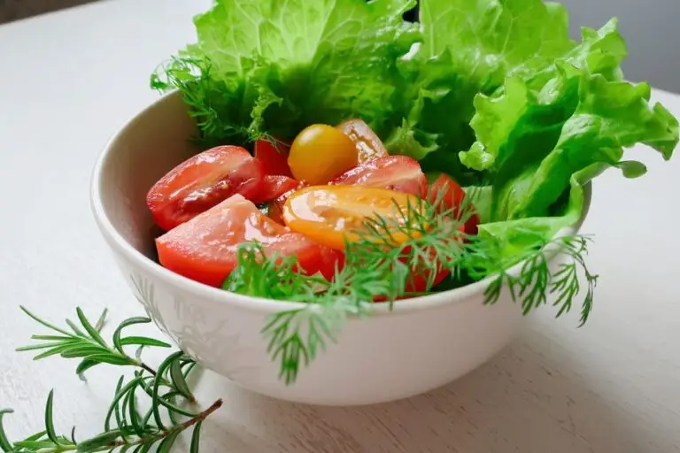 De ce oțetul din salata de roșii îți poate face rău și cu ce îl poți înlocui