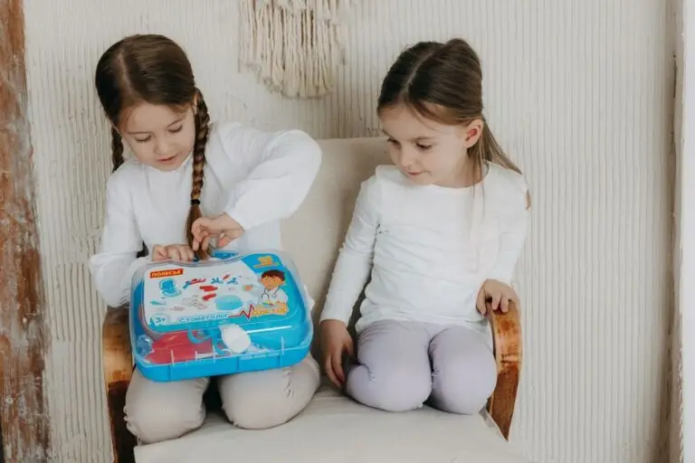 Trusa medicală pentru vacanța cu copiii: ce nu trebuie să lipsească din bagaj